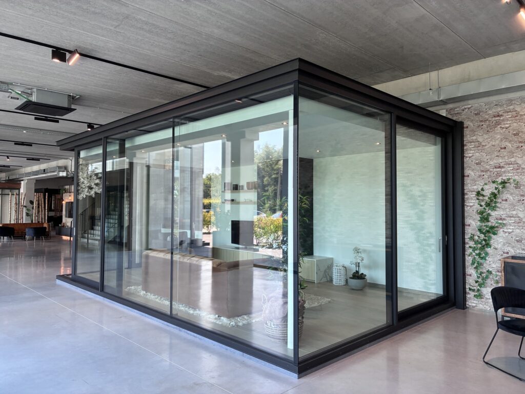 Minimalistische toonzaalveranda met open hoek – toonzaalmodel Veranda's Janssens, foto 1