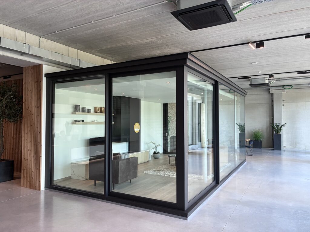 Minimalistische toonzaalveranda met open hoek – toonzaalmodel Veranda's Janssens, foto 2