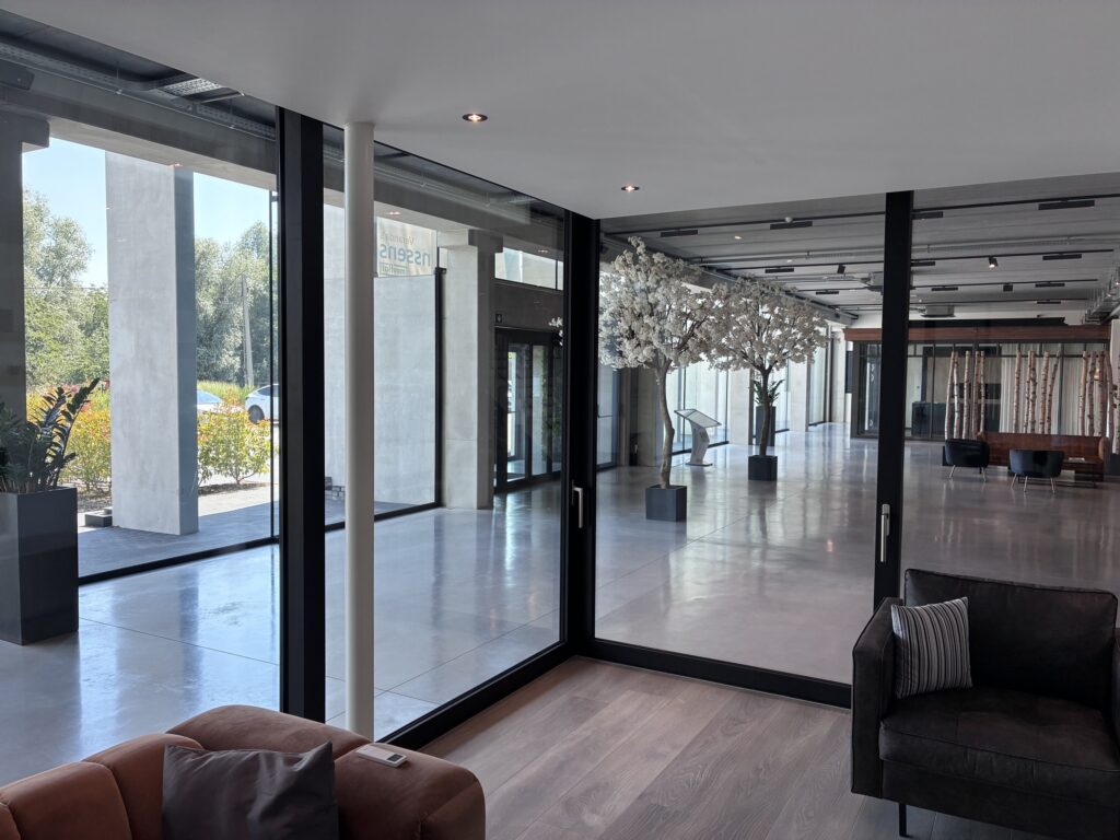 Minimalistische toonzaalveranda met open hoek – toonzaalmodel Veranda's Janssens, foto 3