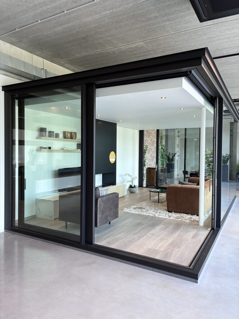 Minimalistische toonzaalveranda met open hoek – toonzaalmodel Veranda's Janssens, foto 4