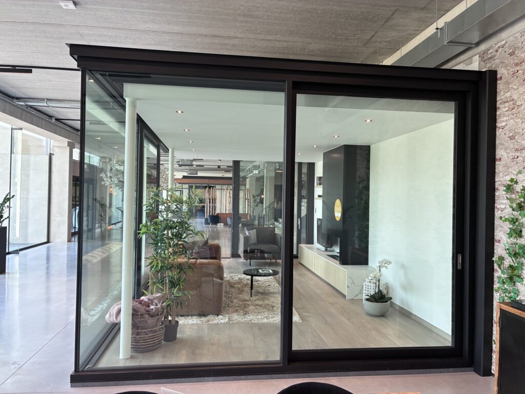 Minimalistische toonzaalveranda met open hoek – toonzaalmodel Veranda's Janssens, foto 5