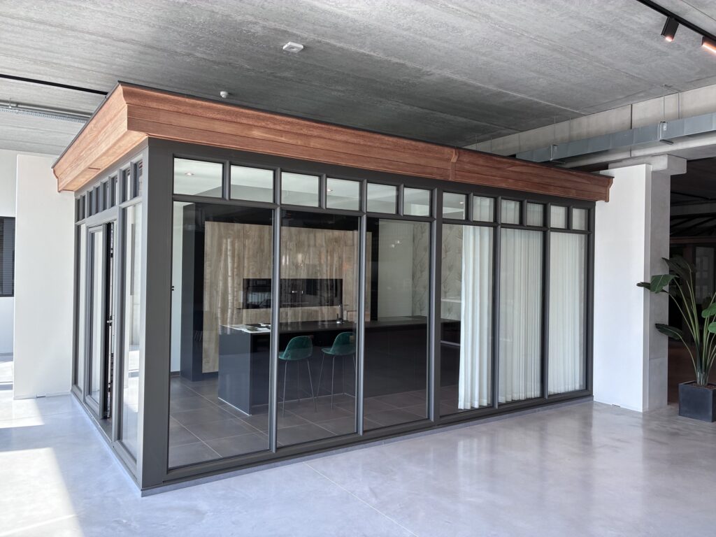 Toonzaalveranda in steellook – toonzaalmodel Veranda's Janssens, foto 1