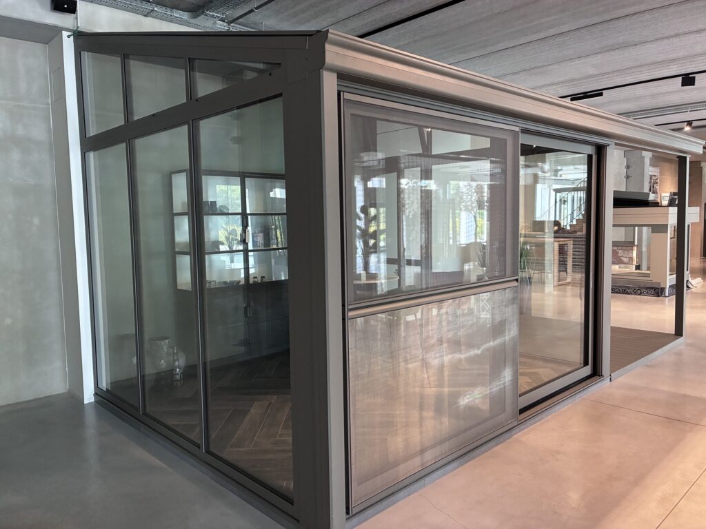 Toonzaalveranda met lessenaarsdak en overkapping – toonzaalmodel Veranda's Janssens, foto 3