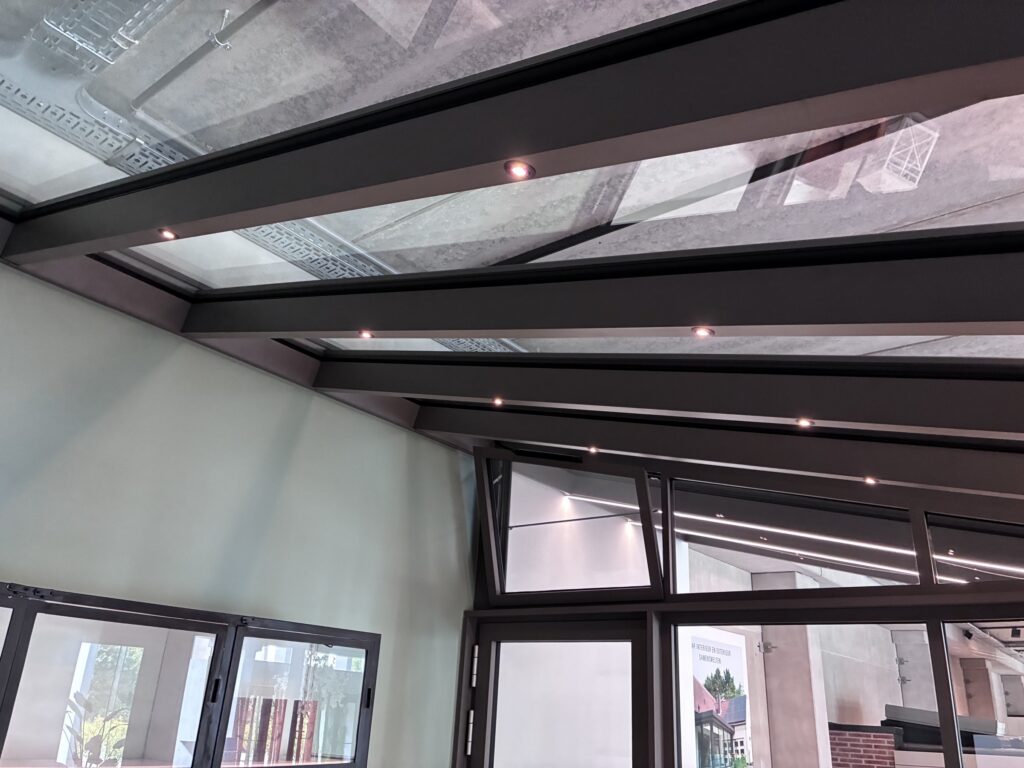 Toonzaalveranda met lessenaarsdak en overkapping – toonzaalmodel Veranda's Janssens, foto 4
