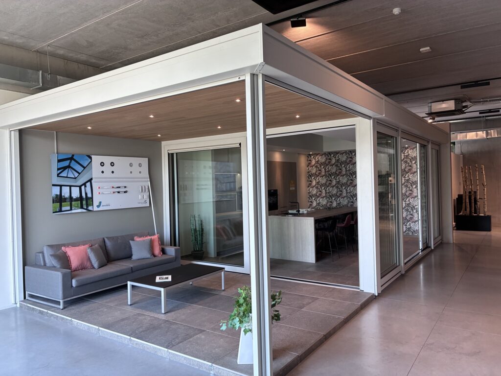 Toonzaalveranda met pergola – toonzaalmodel Veranda's Janssens, foto 1